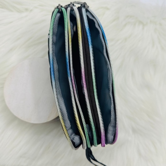 Daisy Makeup Cosmetic Wristlet - Picture 4 of 5